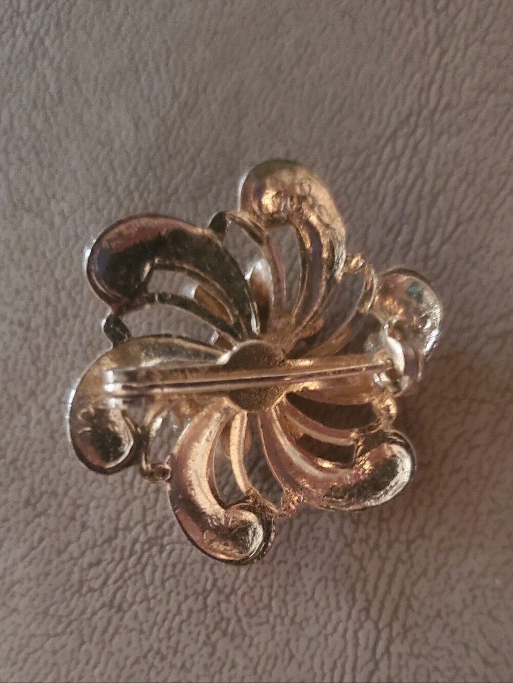 Vintage Golden Brooch - Picture 2 of 2